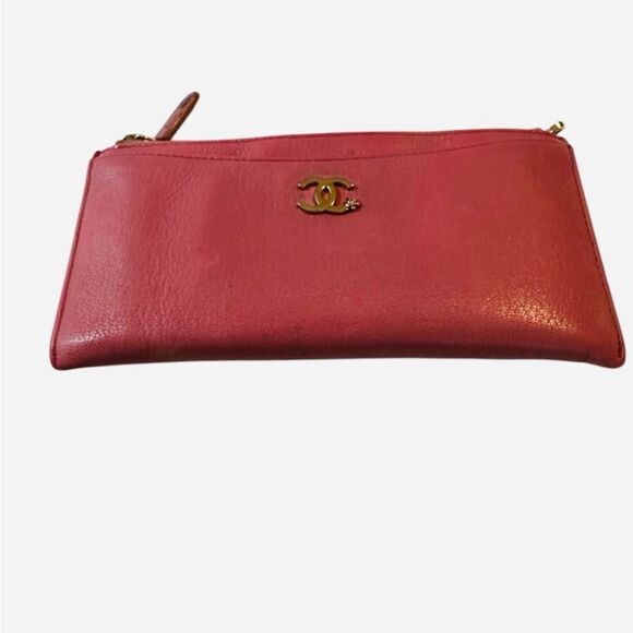 Chanel Pink Clutch with Iconic Logo and Minimalist Design - Picture 6 of 16
